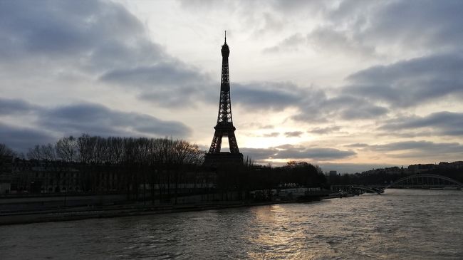 2019年末に、上海経由でフランス・パリへ大嫌いなひとり旅(中華料理もフランス料理も一人で食べるものではないため。航空券が安く、行ったことがない場所だったので3日前に渡航を決意)。ストライキで交通機関の多くが止まる中、自転車であちこち有名な観光施設を回ってきました。想像以上に文化の多様性を学べたことがポイントです。<br /><br />【経路】※時間はだいたいの現地時間<br />羽田(13時)→上海(16時):中国東方航空<br />上海(0時15分)→パリ(6時):エールフランス<br />パリ(20時10分)→上海(15時):中国東方航空<br />上海(18時)→名古屋(21時30分):中国東方航空<br />計:61,000円程度(税含む)