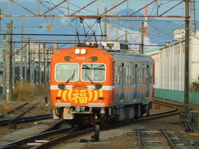 今年の年末年始の旅行は…家庭の事情で1月2日の午後には熊本にいる必要が出たため、海外は諦め国内としました。12月27日が休めたので、手数料払ってジェットスターを1日前倒し。いっぱい電車に乗ってやろうという3歳児が考えそうな企画です。久しぶりに北海道&東日本パスを使い、帰りは18きっぷです。静岡側から晴れた富士山を見るのは、人生で初めてでした。<br /><br />きっぷ:北海道東日本パス+青春18きっぷ<br />旅程概要<br />12.26:川尻~肥後大津~熊本空港~成田空港~平塚<br />12.27:平塚~根府川~新宿~熊谷~武川~熊谷~越後湯沢~ガーラ湯沢~新発田~白山~新潟<br />12.28:新潟~五泉~北三条~新潟~新津~新潟~酒田~追分~青森~青森港~<br />12.29:函館港~五稜郭~森~洞爺~室蘭~五稜郭~函館港~<br />12.30:青森港~青森~盛岡~仙台~富岡~東京~武蔵小杉~西谷~横浜~小田原<br />12.31:小田原~岳南江尾~清水~新清水~長沼~東静岡~川根温泉笹間渡~金谷~京都~東福寺~福知山<br />01.01:福知山~石原~大江高校前~和田山~姫路~西富井~倉敷~苅田<br />01.02:苅田~西小倉~川尻(~有佐~南荒尾)
