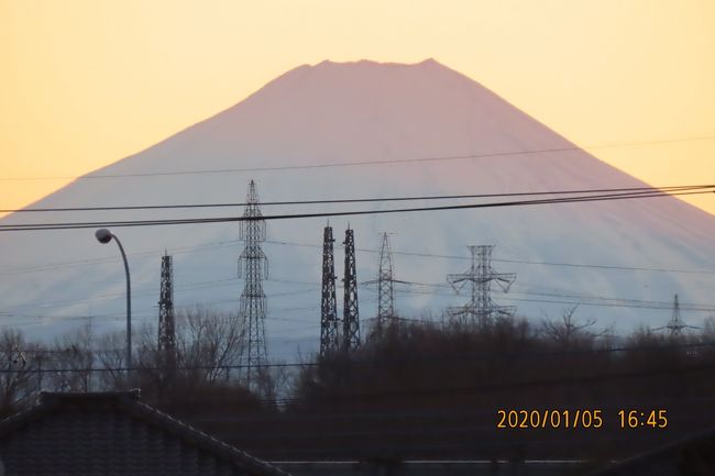 1月5日、午後4時44分過ぎにふじみ野市より素晴らしい影富士が見られました。　山頂部が赤く、下層部が青みがかった灰色の富士山でした。<br /><br /><br /><br />＊写真は山頂部が赤く、下層部が青みがかった灰色の富士山