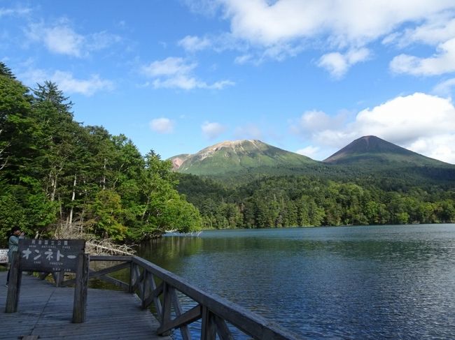 遅めの夏休み。10日間で北海道百名山のうち三座をめぐる計画。時期的には日本一早い紅葉が見れるはず。<br />節約旅行なので、宿泊はできるだけテントか車中泊で。ばて過ぎないように、登山は縦走を避け、重い荷物は麓に置いたピストンを心がけました。<br />まずは帯広を軽く観光し、雌阿寒岳に登ります。ついでに阿寒湖周辺観光も。<br /><br /><br />■ 1日目：帯広観光<br />■ 2日目：雌阿寒岳登山、アイヌコタン観光<br />□ 3日目：帯広観光、富良野へ移動<br />□ 4日目：十勝岳登山<br />□ 5日目：美瑛観光<br />□ 6日目：旭山動物園<br />□ 7日目：旭岳登山<br />□ 8日目：旭岳登山<br />□ 9日目：苫小牧へ移動<br />□ 10日目：フェリーで帰宅<br />