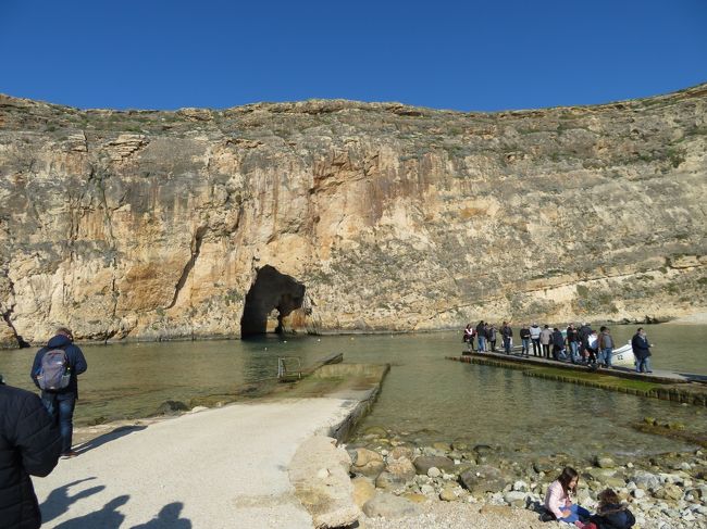 マルタに来たらゴゾ島には行かなくっちゃね。バレッタの旅行社で前日ゴゾツアーを申し込んだ。<br /><br />ここにいくとバレッタ観光に支障は出るけれど（年末年始は休館が多い）、まぁまたマルタは来るでしょう。<br /><br />7:45から18:00まで丸々一日拘束される。<br />その割りに観光地はそれほど訪れずに、ただゴゾの触りだけ見てきたって印象。正直言って不完全燃焼。<br /><br />英語ガイド１名付き。<br />ツアーは大型バス１台で参加者は３０名ほど。６０ユーロ。<br /><br />ゴゾへは、バスやフェリーで乗り継ぎ個人で行く事が可能、次回は個人だね。<br /><br />【行程】<br />12/28(土) TK53    NRT IST 23:00 05:45(+1)<br />12/29(日) TK1369 IST MLA 08:00 8:35<br /><br />1/1(水)     TK1372 MLA IST 20:05 00:30(+)<br />1/2(木）    TK52    IST NRT 01:55 19:40<br /><br />TK ターキッシュエアラインズ 146,369円<br />NRT 成田　IST イスタンブール　MLA マルタ<br /><br />【宿泊】<br />Hotels.coｍより　最低２泊より予約可能<br /><br />Valletta Kampnar City Living<br />（ヴァレッタ　カンプナー　シティリビング）<br />12/29.30 5,586円×２泊（閑散期）<br />12/31 10,336円×1泊（繁忙期）<br />ダブルベッド<br />バストイレ付き、ヘアドライヤー　　湯沸しポット、コーヒー、紅茶<br /><br />チェックインの際は要電話。<br />管理人は建物にいない、すべて自己責任の物件。<br />それが許せるならバレッタ中心地で立地はバッチリ！<br /><br />【レート】<br />１ユーロ＝124.8~125.3円（クレジットカード払い）<br />