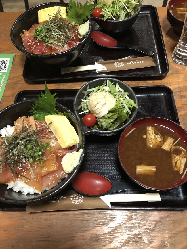 今日は、伏見駅らへんの<br />マグロセンターへ<br />11時からだったから、お客さんは、まだすくなかった<br />先払い制で、ほとんどセルフ<br />味噌汁もセルフだからお代わりしたかったら飲めるよう<br />ご飯も大盛り無料だったよ<br />漬け丼ランチで税込780円は、コスパー<br />ライン登録すれば食後にコーヒーもらえたよ<br />コーヒーもセルフだったけど<br />パーキングは、名古屋市科学館からちかい東洋パーキングに止めたら良いと思うよ<br />30ふん 120円 多分ここが1番安いはず<br /><br />続きましてー<br />覚王山のフルーツ大福<br />フルーツ大福大好きで一心堂で買ってたけど<br />送料とか無駄だから名古屋に出来た<br />フルーツ大福屋<br />あたし的には一心堂の方が好きだけど<br />また買いに行っちゃうな<br />でもさ、全種類買って4000円って<br />大福に4000円は、高すぎだけどペロリといけるな<br />おススメは、マスカット<br />