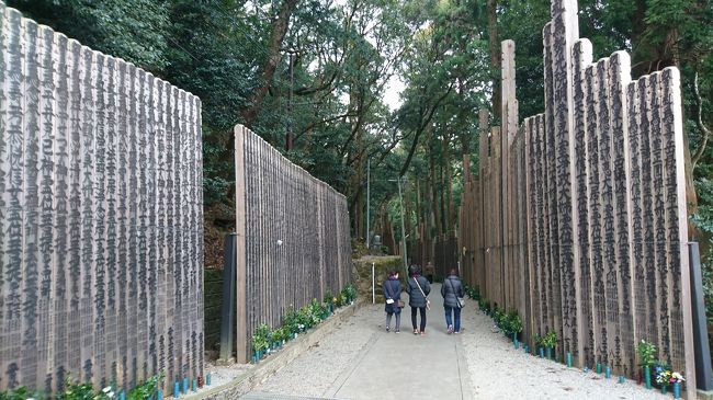 今回は伊勢神宮の奥宮と呼ばれる朝熊山金剛鐙寺にも行くコース、伊勢神宮は通算5回目だけれど、金剛鐙寺は初見参、楽しみの一つでもあります。<br /><br />2日め　13071歩<br /><br />答志港　→　鳥羽港　→　真珠店　→　朝熊山金剛鐙寺　→　伊勢神宮内宮　→　おはらい通・おかげ横丁　→　高速を乗り継いで新宿<br /><br />バスのドライバーさん、運転上手いうえにスピードも出す（笑）そのうえ、感じもいいおじさんでした、これからもお気を付けてお仕事してくだされと心の中で呟いちゃった（笑）