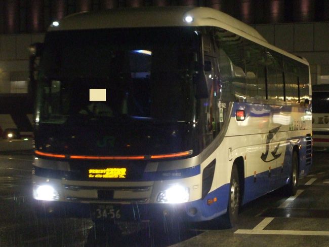 バスタ新宿からJRバス関東の夜行高速バス夢街道会津21号に乗って会津若松駅に向かいました。