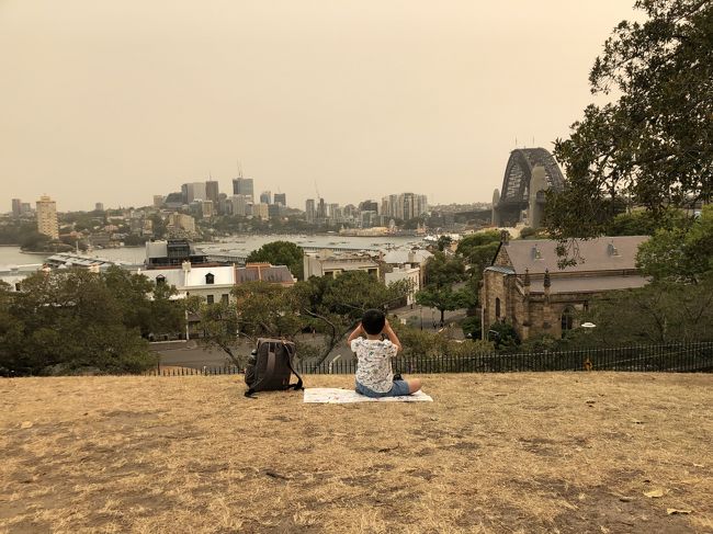 今年の年末年始は奇跡的に9日も休みを取れたので、これは行くしかないね!<br />というとこで、真冬の日本を抜け、真夏のオーストラリア4都市を周遊してきました。<br />前半は、6歳の息子とシティーを中心にのんびり二人旅、後半は旦那も加わり田舎町を思いっきりレンタカーで巡ってきました。<br />海も山も大自然に溢れるオーストラリア、ほんっっとに大満喫してきましたー!!<br /><br />まずはシドニー編です。<br /><br />★12/27(金) 仙台→台北→ブリスベン <br />★12/28(土)~29(日) シドニー2泊 <br />12/30(月)~31(火) メルボルン2泊<br />1/1(水) ブリスベン1泊<br />1/2(木) ゴールドコースト郊外1泊<br />1/3(金) ラミントン国立公園1泊<br />1/4(土)~5(日) ブリスベン→台北→仙台