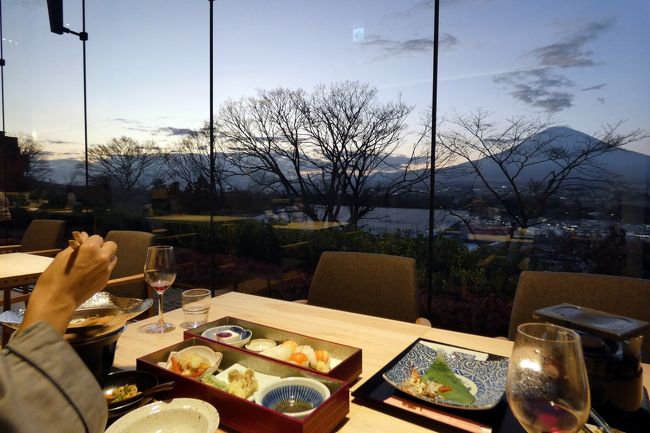 木の花の湯で温泉を楽しみ、木の花カフェのベアードビールを飲っていると、夕陽が傾いてきます。<br /><br />ベアードビールを全種類制覇して下地が出来ていい気持に酔っ払ってきたので、お部屋に帰るのは面倒になって、そのままダイニング花衣に向かいます。