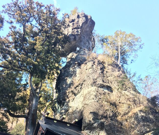初詣は毎年、榛名神社へ行って、<br />パワーをもらってきます。<br /><br />本殿後ろの、神様の形をした岩が、<br />パワーがすごいんだって!!<br /><br />TVで紹介もされて、観光地化しているので、<br />地元の人だけでなく、他県からも参拝に来るようです。<br /><br />なので混雑を避けて、お正月にこだわらず、<br />行ける時にお参りに行っています。<br /><br />今年は1月4日(土)に行きました。<br />さて、混雑状況はどうだったでしょう・・・。<br />
