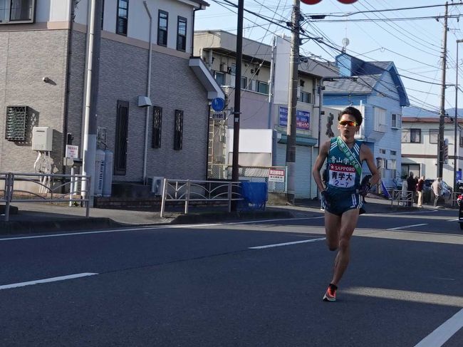 箱根駅伝を見ようと計画した第2弾、いよいよ選手が目の前を通ります。<br /><br />★読売新聞の“箱根駅伝2020”のサイトです。<br />https://www.yomiuri.co.jp/hakone-ekiden/2020/<br /><br />選手名は、ゼッケンから大学名を確認し上記読売新聞の“箱根駅伝2020”のサイトで確認しました。しかし、一部の選手名はわかりませんでした。<br />わかる方がいらっしゃいましたら教えていただけると幸いです。