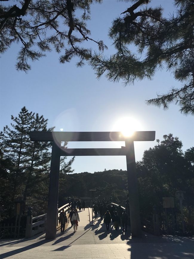 2020年、今年も健康で、いろんなところへ旅が出来ますように<br />2日・・・姫路の護国神社、総社<br />3日・・・熱田神宮<br />そして今日6日は、伊勢神宮へお参りに行ってきました<br />お願いごとは健康<br />健康なら、幸せだ~笑顔でいられる~<br />どこでも行ける~~<br />夫、息子、私、みんな元気にまた飛ぼうね~<br />あ、お伊勢さんで飛ぶの忘れた