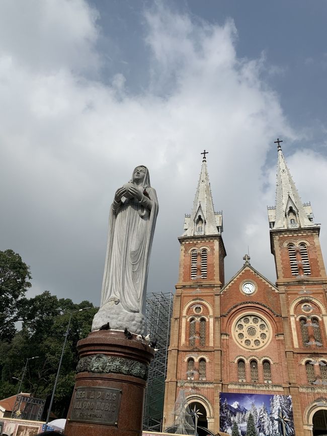 初めてのベトナム旅行。<br />ハノイやダナンと迷ったのですが、ハノイはこの時期寒い、ダナンは雨期とのことで、ホーチミンへ行くことに!<br />中学生の娘と2人旅行。<br />娘は、バインミーやフォーを楽しみに、私はコロニアル建築や寺院巡り・スパでのマッサージを楽しみに、実際行ってみたら…<br />どちらも良かったです(^^)<br /><br />1日目…午後に成田発ホーチミン夜着だったため、ホテルに着いたらシャワーを浴びて寝るだけ。<br /><br />2日目…ドンコイ地区観光(サイゴン大教会・中央郵便局・ホーチミン市人民委員会庁舎など)、買い物(高島屋・ラッキープラザなど)<br />スパでフットマッサージ、水上人形劇