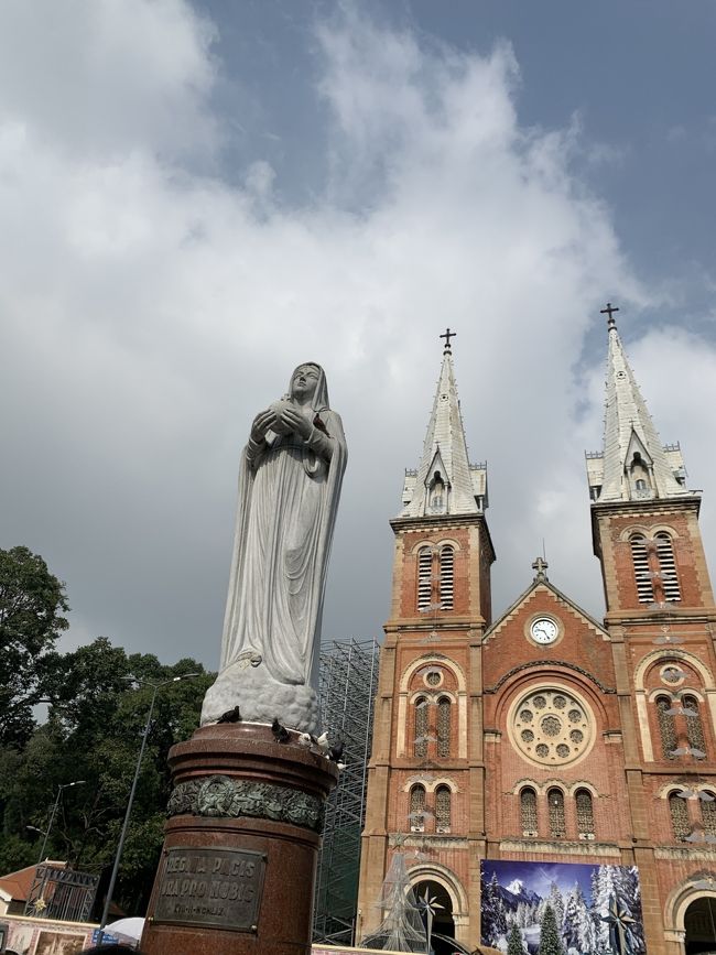 初めてのベトナム旅行。<br />ハノイやダナンと迷ったのですが、ハノイはこの時期寒い、ダナンは雨期とのことで、ホーチミンへ行くことに！<br />中学生の娘と２人旅行。<br />娘は、バインミーやフォーを楽しみに、私はコロニアル建築や寺院巡り・スパでのマッサージを楽しみに、実際行ってみたら…<br />どちらも良かったです(^^)<br /><br />１日目…午後に成田発ホーチミン夜着だったため、ホテルに着いたらシャワーを浴びて寝るだけ。<br /><br />２日目…ドンコイ地区観光（サイゴン大教会・中央郵便局・ホーチミン市人民委員会庁舎など）、買い物（高島屋・ラッキープラザなど）<br />スパでフットマッサージ、水上人形劇