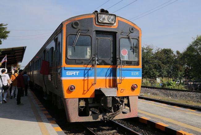 今年のお正月はタイに行ってきました。今回の第一の旅の目的はバンコク・フアランポーン駅を利用してノーンカーイまで乗り鉄の旅をする事。バンコクからウドンターニー駅までは昼の列車と夜行列車が有りますが、夜行では景色が見れないので朝バンコクを出発する列車を選びました。その関係で旅行日数が少ない分ラオスまで越境が時間的にきついのでビエンチャン観光はキャンセルとなりました。第二の目的はやっぱりグルメ!タイ東北地方のイサーン料理 超美味しいチムチュムをいただきました。またバンコクでは人気のHP「激旨 タイ食堂!」を参考にB級グルメを堪能しました。行き方なども掲載する予定です。第2回はバンコク・フアランポーン駅からエクスプレス75列車でウドンターニーに行くまでの乗り鉄の旅です。道中長いので2回に分けて紹介します。今回の旅行の目的(1)バンコク・フアランポーン駅からタイ鉄道でノンカイまで乗車。(2)タイ東北部(イサーン地方)の美味しい料理を食べる。(3)タイ・バンコクではB級グルメを食べ歩き。(4)バンコク唯一の観光はワット パクナム。(5)ラオス・ビエンチャンに日帰り旅行(この計画は断念したので達成で きませんでした)-全日程-◎が今回の旅行記12月30日(月) 下関駅15:37分発(JR)小倉駅15:50分着小倉駅16:22分着(こだま743号)博多駅16:38分着福岡空港21:00分発 (JL332) 羽田空港12月31日(火) 羽田空港10:45分発 (CX543) 香港15:00分着 香港16:05分発(CX501) バンコク・スワンナプーム空港18:15分着◎1月1日(水)バンコク・フアランポーン駅8:20分発 (エクスプレス75) ウドンターニー駅17:07分着1月2日(木)午前 ウドンターニー観光ウドンターニー駅11:21分発 (タイ鉄道415列車)ノーンカーイ12:05分午後ノーンカーイ観光ノーンカーイ 発 (ミニバン)ウドンターニー着1月3日(金) ウドンターニー12:15分発(FD3355)バンコク・ドンムアン 13:20分着バンコク半日観光 1月4日(土)バンコク半日観光バンコク16:40分発 (CX712) 香港20:25分着1月5日(日) 香港11:05分発 (KA380) 福岡空港 15:25分着博多天神16:20発 サンデン交通 ふくふく号 下関17:54分着写真はアユタヤ駅