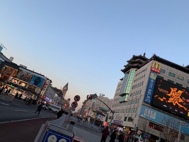 北京の遺産などがずっとみたかったもの、中国への旅行は何かと躊躇してたのですが、<br />相方の知り合いからの誘いで北京旅行決定しました!<br /><br />個人手配による、格安中国東方航空利用し、立地よいホテルを選びました<br />。<br />国で環境汚染問題を深刻に考えてるので、工場だけでなく排気ガスや屋台などの木炭、色々規制が強化されてるようで、<br />想像よりはるかに町は綺麗な設備に進んでて、空気もスモッグ出て汚いと思ってましたが、写真の通り奇麗な青空で問題なくすごせました。<br /><br />現地の方も大体は人当りよく中国の印象が変わりました。<br /><br />12月の極寒は覚悟してたのですが昼間は思ったほど寒くはなかったのですが、夜はさすがに底冷えする寒さでした。<br /><br />あと北京繁華街でコンビニが少なくびっくりしました。<br /><br />決済とネットは出発前心配してましたが、<br />支払いはクレカとアリペイ(QRコード決済)と現金、ネットはVPN付きWi-Fiで問題なく過ごせました。<br />※アリペイは現在、外国人でもクレカとパスポートで簡単に登録でき使用できるようになりました。<br /><br />中国、出国での保安検査はチェック厳しかったです。<br /><br />☆★大まかな日程★☆<br />1日目:自宅→MU744中国東方航空にて 中部国際空港セントレア発→北京首都国際空港到着<br /> →天安門広場→景山公園→王府井大街→全聚徳<br />2日目:万里の長城→天壇公園→前門大街→三里屯<br />3日目:北京動物園→秀水街→MU743中国東方航空にて 中部国際空港セントレア着→自宅<br /><br />旅行費用2人分:14万円位(約航空チケット6万+ホテル2万+現金3万+クレカ・アリペイ3万円免税タバコ代含)<br />今回は知人にご飯おごって頂いた事や、中国って事で私物はほとんど購入しなく、<br />お土産くらいでしたので小遣いはあまり使わなかったです。<br />