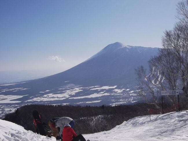 年末恒例の北東北、前回までは末娘が付き合ってくれましたが、今春就職して(涙)<br />初日はたざわ湖に。雪が遅く本日オープンだそう。滑走コースはわずかで１時間ちょっと滑って引き揚げました。<br />ヒュッテビルケの女将さんたちに半年ぶりに再会できたのはうれしかったですが。<br /><br />翌日は安比高原に。昼前から滑りましたが、かなりの人出。年末の週末なら当然かもしれません。晴れてますが、風が冷たい安比高原らしい天気。<br />メインゲレンデはもう凸凹なので、遅いリフトがかかっている西隣のコースを滑りました。比較的空いていて雪も良かった。<br />中国語のキッズレッスン(インストラクターも子どもも中国人)に出くわして、スキー場の国際化に驚き！<br /><br />安比高原２日目は晴れて絶好のスキー日和。９時前から３時すぎまで滑りました。<br />朝は、整備バッチリのハヤブサやザイラーを気持ち良く(^o^)　でも今日は日曜、人出も多くなり人気コースは荒れ気味に(ゲレンデ間の連絡コースは荒れなくてgood、ここにリフトかけて！、笑)<br />山頂の展望台に登りました。十回以上安比高原に来ていますが、たぶん初めて。岩手山はもちろん、右手に八幡平がくっきり。左には姫神山、奥に早池峰山が霞んでいます。<br />午後は、遅いリフトに乗って、カッコウやカケスを滑りました。空いていて滑りやすいのはうれしいですが、日が陰るにつれ、フードのないリフトは寒い(&gt;&lt;)　３時すぎ撤退しました。<br />その後、近くの日帰り湯に。温泉でゆっくりできました。安比高原スキー友達Ｋさんのおかげ。その後呑んだくれて、Ｋさんの部屋に押しかけ一緒にテレビ(ラグビーＷ杯の死闘)観ました。<br /><br />最終日も晴天。昨日昼ころ行ったら凸凹だった最奥のセカンドを滑りました。朝は斜面が荒れてなくて気持ち良い(^o^)　繰り返し滑るうちにお昼に。<br />午後は、空いているカッコウやカケスを滑って、１時半終了。今日は平日のせいか前日より混んでいる感じではなかったです。<br />悪天候が普通の安比高原でずっと晴天。楽しい年末スキーでした。