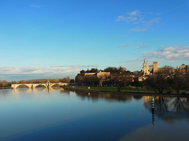 初めて南フランスを旅しました。<br /><br />絶景の世界遺産という本に載っていた行程を参考に、トゥールーズ2泊、ニーム2泊し、その近郊へ足を延ばしました。<br />フランスでは、ちょうど大規模なストライキが行われていたため、予定していた列車が次々にキャンセルされ、急遽バスを予約しなければならなかったりと、なかなか大変でしたが、行くつもりだった場所は何とか訪れることができました。<br /><br />1日目 トゥールーズ到着 午後、トゥールーズ市内を観光 トゥールーズ泊<br />2日目 朝 トゥールーズを観光 午後、カルカッソンヌへ トゥールーズ泊<br />3日目 トゥールーズからバスでニームへ移動 ニーム市内を観光 ニーム泊<br />4日目 ニーム散策 バスでポンデュガール、アヴィニヨンへ ニーム泊<br />5日目 ニームからバスでマルセイユ空港へ マルセイユから出発<br /><br />4日目午後、ポンデュガールから路線バスで、直接アヴィニヨンへ向かいました。<br />アヴィニヨンを観光後、再び、路線バスでニームへと戻りました。<br /><br />アヴィニヨンでは、天候にも恵まれ、気持ちよく街歩きができました。<br />今回、南フランスの一部しか訪問できなかったので、またいつか、違う街も訪れてみたいと思いました。
