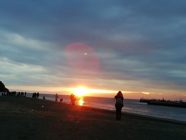 ずーっと行ってみたかった鎌倉七口。昨年秋に行く予定が体調崩して止むなくキャンセル。お正月のリベンジとなりました。<br /><br />しかし、天園ハイキングコースなど昨年秋の台風で倒木や崖崩れで全面通行止め。生活道路を優先修復している為今年の9月頃迄通行止めは続くだろうとの事でした。<br /><br />でも、長寿寺さんから薬王寺さんへ抜ける亀ケ谷坂切通。海蔵寺から源頼朝像への化粧坂切通は歩くことができました。<br />化粧坂切通の方は距離は短いですが急坂の上、道がぬかるんでいて注意は必要でしたけれど私としては好きな道でした。<br /><br />お正月ということもあって沢山の人のお参りで銭洗弁財天さんや鶴岡八幡宮さんは参拝に長い列ができておりました。<br />穏やかなお天気に恵まれたお陰で素晴らしい江の島の夕日や、富士山もあちこちで見ることができた事、落ち着いた雰囲気の残る北鎌倉の散策を楽しめた大満足の新年でした。