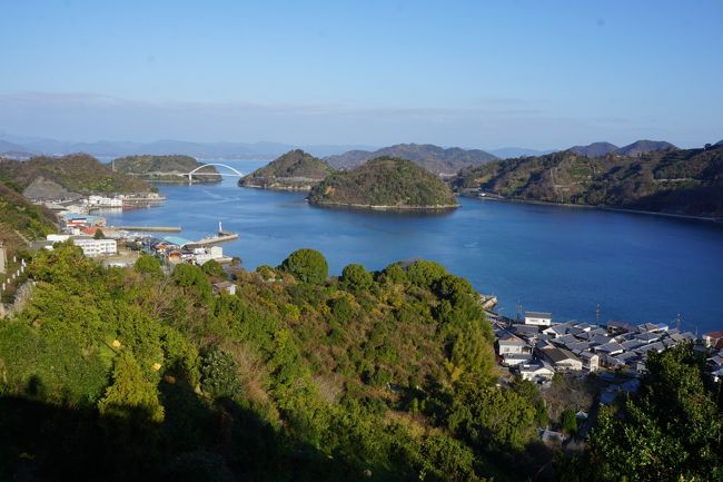 今回の旅は、大崎下島御手洗地区と下蒲刈島三之瀬地区。広島市街から日帰りの旅なんですが、余裕をもって回るにはやっぱり朝イチの便で行くしかない。広島駅をまだ日の出前に出発。呉の広駅前から今度はバスに乗り換えて、下蒲刈島・上蒲刈島・豊島を経由して大崎下島の御手洗地区へ。この間、四つの橋を渡って1時間20分。時間はかかりますが、乗り換えはないのでアクセスとしてはまあシンプルなのかな。<br /><br />前半は、江戸時代から風待ち・潮待ちの港町として賑わっていた御手洗地区。寛文6年（1666年）、広島藩により町割りが行われ、大動脈である瀬戸内海の船運の活発化で、北前船などの寄港も増えて発展しました。その豊かさの遺産として、広島県でも二つしかない重要伝統的建造物群保存地区（もう一つは、連続テレビ小説「マッサン」の竹原市竹原地区伝統的建造物群保存地区）があって、細い路地には江戸時代から明治、大正・昭和・初期までに建てられた貴重な建物が混在。旧柴屋住宅、旧金子家住宅はじめ多くの町家や薩摩・宇和島藩の船宿に遊郭だった若胡子屋跡も残っていたり。見ごたえのある街並みは今も健在です。鉄道の発達で急速に衰退していったことも逆にこうして貴重な建物が残った背景かもしれませんが地元の努力もそれなりにあったんでしょうね。また、人や情報の往来が濃厚だったことを背景に幕末の御手洗条約とか歴史の舞台となった場所でもあり、最近だと映画「ももへの手紙」の舞台にも。思いを馳せる要素は期待以上、あれこれふんだんにあったように思います。<br /><br />後半の下蒲刈島の観光の中心は三之瀬地区。御手洗地区と同じ、風待ち・潮待ちの港町だったのですが、山陽陸地側を通る地乗り航路の港が三之瀬、瀬戸内海中央を通る沖乗り航路の港が御手洗という違い。そして、歴史的には、当初の地乗り優勢から、航海技術の進展によって効率的な沖乗り航路が主流となっていくという流れなので、幕末の頃だと御手洗地区の方が表舞台だったのかなという感じはありますね。<br />ただ、多くの有名人も訪れた歴史の街のかつての街並みをできるだけそのまま残している御手洗に対して、三之瀬地区は、少し前の町長が力を入れた文化事業によって、新たに複数の美術館が整備されたり、違う形での努力の跡がうかがわれる。松濤園という観光施設の充実度もなかなかすごくて、歴史の町にまた新たな魅力が加わったという感じ。両方をセットで回ると旅の趣がぐっと増すように思いました。<br /><br />