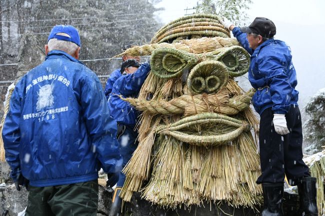 七草粥の日、長野市大岡芦ノ尻地区で代々村を守る“神面装飾道祖神祭り”開催。新春のしめ縄わらを使い前年の神様との代替わり行事。小人数、限界集落で保存会役員の高齢化の中、皆さん頑張って祭りを続けている姿にパワーをもらう。