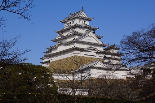 ねずみ年である2020年のお正月。姫路では干支人形を飾った神社があります。<br />それを見て、お詣りします。<br />以前に比べ姫路城は観光客も減ってゆったりと見ることが出来ます。<br />去年の正面右側の修復が終わった所が白くて覆いも無くなり写真を撮るのに今が一番良いかも。（現在は正面左側を修復中です）<br />動物園にもご挨拶。