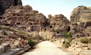 謎の文明を解き明かす『ナバテア文明』 ウディ・レヴィ 著を読む /  非暴力かつ文化的なナバテア人が造ったヨルダン ペトラ遺跡