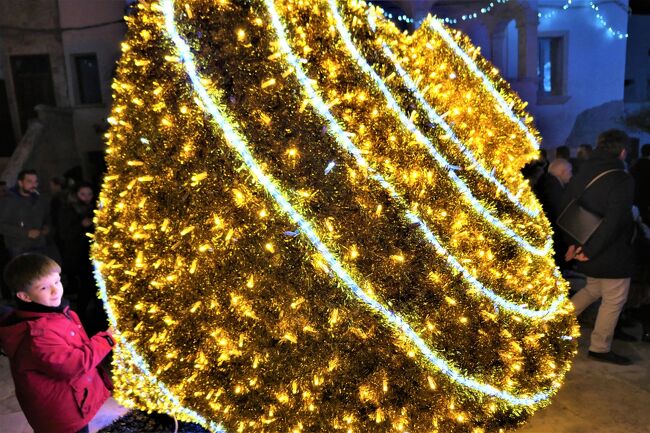 プーリアのクリスマス！2019年12月5日-17日プーリア州に行きました♪クリスマスに彩られた素敵な町、キラキラと輝くクリスマスイルミネーション、可愛い手作りのクリスマスマーケット、美味しい冬のグルメをたっぷりと楽しんできました♪<br /><br />☆Vol.81：第4日目（12月8日）ポリニャーノ・ア・マーレ（バーリ県）♪<br />ポリニャーノ・ア・マーレのホテル「コボ・デイ・サラセニ」からディナーのために町へ繰り出す。<br />旧市街へ歩く♪<br />先日の木曜日とは違って今日日曜日は大変な混雑。<br />静かなクリスマスよりも賑やかなほうがクリスマスらしい。<br />煌めくクリスマスイルミネーションを眺めながら。<br />城門を抜けて旧市街内へ。<br />中心広場には煌めくクリスマスツリー。<br />たくさんの人達で賑わう。<br />また、クリスマスマーケットもオープンして、<br />可愛らしいクリスマス商品が並ぶ。<br />お店のディスプレイも凝っていて見るだけでも楽しい。<br />あちこちと可愛らしいイルミネーションの動物が置かれて、<br />いっそう、クリスマスモードが上がる。<br />ゆったりと歩いて眺めて♪