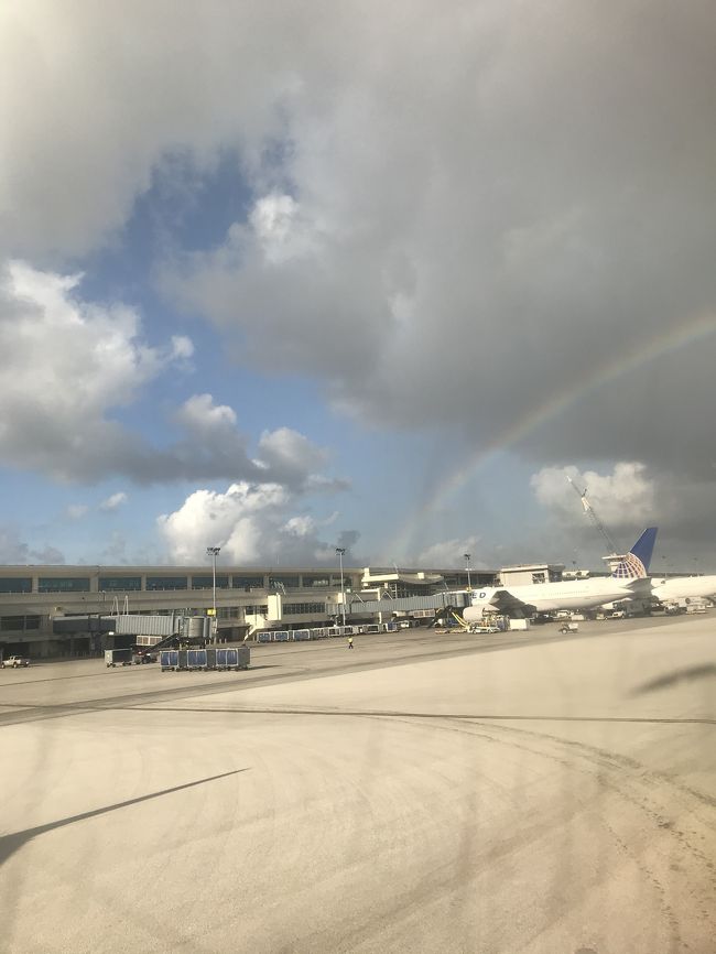 オンワード～グアム国際空港～関西空港～<br /><br />今旅コインランドリー2回目。帰ってから洗濯に追われるのやだもん。その間にボールプールとゲーセン、卓球しました！<br />意外と大盛り上がり!<br /><br />午前中いっぱいウォーターパークandプール<br />11時ごろから荷物パッキングして12時過ぎにチェックアウト。フロントに荷物を預けて最後もランチビュッフェ&#127860;ちなみにタワー棟は13時チェックアウトにアップグレードされてた<br /><br />13時頃、タクシーでグアム国際空港へ。<br />帰国便も重なっててセキュリティチェック激混み！青い顔で先に行かせてくれないか、と係員にお願いしてる人結構見ました。それほど混んでました。<br />早めに行くことお勧めします。<br /><br />３時間前に空港行ったので、写真撮ったり軽食食べたり最後のお土産買ったり&#128525;<br />子供たちにドル持たせて初めての海外おつかい体験してみたり。<br />免税店の通路でシャネルコスメとかセールしてて人だかりできてました。<br /><br />チェジュ航空利用、機内食事前予約<br /><br />19時関空到着～<br />りんくうの湯でお風呂～<br /><br />お疲れ様でした&#9786;︎