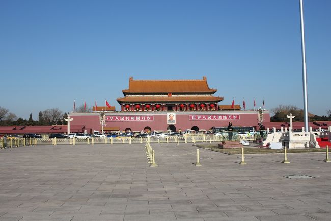 中国北京一人旅日程 <br />1日目 関空→天津(奥凱航空)<br /><br />2日目 天津→北京南(京津城際鉄路 高速鉄道)<br /> 北京観光(天安門広場、人民大会堂、故宮博物院)<br /><br />3日目 万里の長城、八達嶺長城(行き877バス、帰りS2線)天壇公園<br /><br />4日目 北京観光(北京古玩城、王府井)<br /> 北京→天津(硬臥)<br /><br />5日目 天津→関空(奥凱航空)<br />