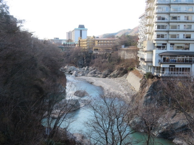 日光・鬼怒川温泉の大江戸温泉物語グループのホテル鬼怒川御苑に宿泊して、宿泊当日と翌日温泉街を散策しました、宿泊した日には同じ大江戸温泉物語グループの鬼怒川観光ホテルの大浴場にも入りました、鬼怒川の対岸にありふれあい橋を渡るとすぐありました、宿泊者特典の湯めぐり手形を利用して相互の大浴場が利用できます、食べる楽しみと温泉入浴の楽しみをたっぷり味わいました。<br /><br />鬼怒川に架かるふれあい橋とくろがね橋を歩きました、橋上から鬼怒川と大きな温泉ホテル群を眺めました、有名な廃墟ホテルも見えました。