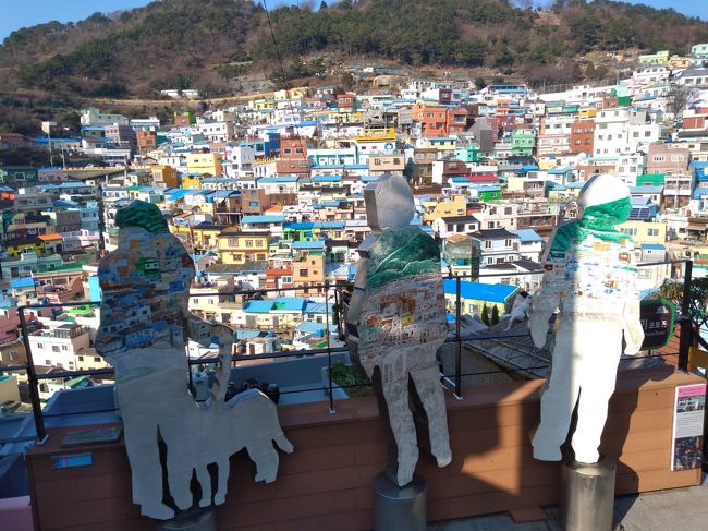 2019年の年末は初上陸となる福岡と大分、年始は釜山へ。<br />福岡、大分では当初レンタカーで移動するつもりでしたが<br />現地知人のご厚意で終日マイカーを出してもらい、効率よく移動できて色々なとこへ行けました。<br />釜山は初韓国渡航先。海外旅行に行き始めて30年弱ですが<br />今まで行かず嫌い!?で避けていた韓国でした。<br />こんな時だからこそ、どんな感じか行ってみたくなり~<br />結果は◎!やはり、行って自分の目で確かめないとと分からないですね!<br /><br />各地での主な目的は<br />福岡:大宰府天満宮参拝して梅ヶ枝餅を食べる<br />大分:日田で鰻&日田焼きそばを食べる<br />釜山:ナッチポックン(タコ鍋)を食べる<br />各地でまさに食べるのが目的になっていますが。<br />多少名所観光もしました。<br /><br />旅程<br /><br />1日目 成田9:55発⇒福岡12:15着(NH2141)<br /><br /> ゆふいんの森号で博多から日田へ移動<br /><br />2日目 知人の車で大宰府天満宮へお参り&梅ヶ枝餅を食べる<br /><br /> 念願?の鰻を食べる<br /><br />3日目 日田市大原八幡宮へ初詣<br /><br /> 日田焼きそばを堪能後、ゆふ号で博多へ<br /> <br /> 福岡19:40発⇒釜山20:30着(BX143)<br /><br /> 西面の夜を散歩<br /><br />4日目 甘川文化村&チャガルチ市場近辺をぷらぷら<br /><br />5日目 西面食べ歩き<br /><br /> 釜山15:00発⇒成田17:45着(BX114)<br /><br />旅費 航空券<br /> 成田⇒福岡(ANA) ¥12,427(Travel2Be)<br /> 福岡⇒釜山(エアプサン) ¥10,780(AIRBUSAN)<br /> 釜山⇒成田(エアプサン) ¥11,728(Tripcom)<br /><br /> 鉄道<br /> 京成上野⇔成田空港(スカイライナー利用) ¥5,040<br /> 博多⇔日田(往復特急指定席利用) ¥3,360(JR九州のネット)<br /><br /> 宿泊費<br /> 日田:やすらぎGuest house&Bar ¥17,000(2泊)<br /> 釜山:LionHotel ¥11,296(2泊)<br /><br />