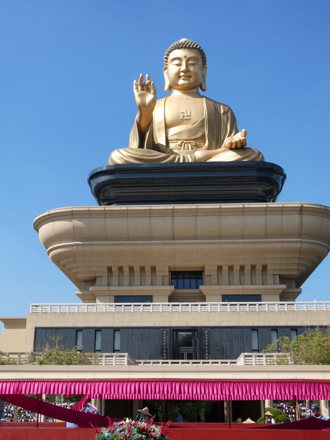 台湾高雄の旅行記 <br /> 1日目:夜遅くに着くのでホテルにチェックインするだけ。<br /> 2日目:蓮池潭湖・三鳳宮・鳳儀書院・衛武迷迷村・美麗島駅など<br /> 3日目:仏陀記念館・六合夜市など<br /> 4日目:台南(安平樹屋・安平古堡・赤カン楼など)愛河クルーズ<br /> 5日目:旗津島・駁二芸術特区など<br /> 6日目:三地門(琉璃吊橋・原民文化園區など)<br /> 7日目:壽山情人觀景台・打狗英國領事館など<br /> 8日目:高雄市立歴史博物館、帰国 <br />今回は3日目から4日目を紹介する。