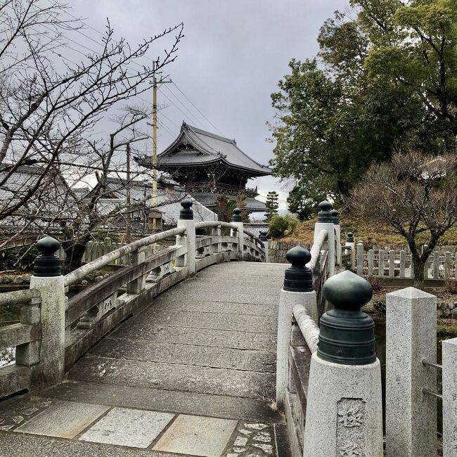 出身地にもかかわらず、金閣寺にもいったことがなかった京都。今回の旅の最大のお目当ては、アマン京都だけどついでに市内観光。そして学生時代には無理だった贅沢な懐石料理を堪能しました。<br /><br />2泊目は少し足を伸ばして滋賀へ。雑誌"自遊人"がプロデュースするHOTEL講へ。町屋と商店街を活かした地域振興の新しい宿泊施設に興味津々。<br /><br />1/10(金)<br />のぞみ 品川駅 9:27 →京都駅 11:35<br />ごだん宮澤(食べログ3.93)にてランチ。<br />アマン京都宿泊。<br /><br />1/11(土)<br />金閣寺、金戒光明寺、晴明神社参拝。<br />近又(食べログ3.75)にてランチ。<br />滋賀県大津のHOTEL講 大津百町宿泊。<br /><br />1/12(日)<br />のぞみ 京都駅→品川駅<br />