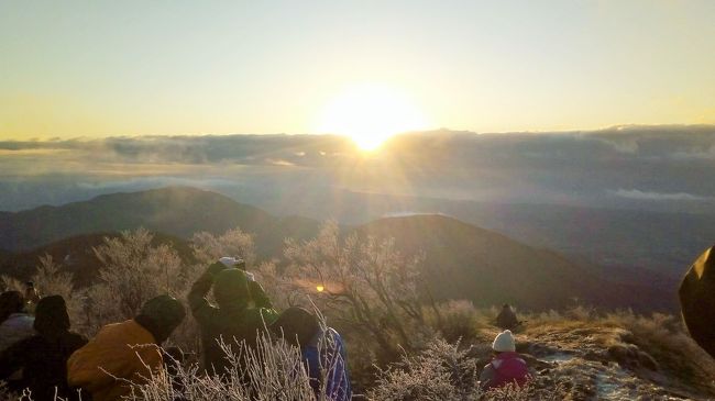 １日は、毎年恒例の「塔ノ岳」へ元旦登山にいってきました。３日前に、途中まで登ったものの、本格的な登山は４か月ぶり。お山はいつもと同じ神奈川県にある「塔ノ岳」です。<br /><br />スマホ撮影なので、画質はイマイチですが、宜しければお付き合い下さい。<br />１７年１８年は初日の出も赤富士も見えましたが、１９年は何も見えませんでした。<br /><br />はたして、今年はーーー？