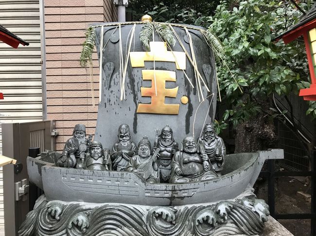 2020年、御朱印巡りを始めて初のお正月です。<br />お正月には七福神巡りをしてみたいな、と思っていたので「港七福神めぐり」をしてきました!<br /><br />元旦から成人の日まで七福神の御朱印をいただくことが出来ます。<br /><br />1日で巡ることも出来る港七福神めぐりですが、職場から近いということもあり、お昼休みなどを利用したりで3日にわたって巡って参りました!<br /><br /><br />【1日目】麻布十番<br />■麻布氷川神社(毘沙門天)<br />■大法寺(大黒天)<br />■十番稲荷神社(宝船)<br /><br />【2日目】赤羽橋<br />■熊野神社(恵比寿)<br />■宝珠院(弁財天)<br /><br />【3日目】六本木<br />■久國神社(布袋尊)<br />■天祖神社(福禄寿)<br />■櫻田神社(壽老神)