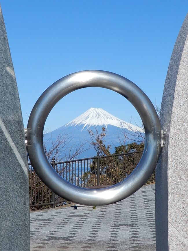 　私たち夫婦の年末～正月三が日は、毎年、お互いの実家で過ごしてますが、のんびりすることもできないので、私たち夫婦の実質的な正月休みは、毎年４日以降（平日の場合は、有休）。<br />　<br />　今年は、西伊豆の松崎と箱根湯本に、クルマで１月４日～６日の２泊３日で行ってきました。<br />　<br />　自宅が神奈川ということもあり、伊豆と箱根はこれまで何回も行っているので、今回の旅行はこれと言った目的はなく、観光スポット・施設等にはほとんど寄ってません。<br />　<br />　ただただ、何をするわけでもない正月疲れを癒やすためだけの、仲良し夫婦の旅行です。<br /><br />　画像はちょうど100枚と多いですが、内容はほぼ、宿泊先までのクルマでの移動内容で、中身は薄い旅行記です。<br /><br />今回の主な行程は、次のとおりです。<br />【１月４日（土）】<br />自宅→御殿場アウトレット→とらや工房（混雑で撤収）→道の駅月ヶ瀬→伊豆まつざき荘（宿泊）<br /><br />【１月５日（日）】<br />伊豆まつざき荘→（特に観光施設等も寄らずに、クルマで移動）→天成園（宿泊）<br /><br />【１月６日（月）】<br />天成園→とらや工房（再挑戦）→帰宅<br /><br />　クルマで行く場合、御殿場、箱根、伊豆周辺は、ピンポイントで行くよりかはセットで、あちらこちら行くので、今回は、神奈川と静岡にまたがっています。<br /><br />　フォートラベルでのエリア選択は、指定する都道府県が一つだけなので、両県に分けてアップしようかと悩みましたが、わざわざ、エリアごとに分けてあげるほどの旅行内容でもないので、ひとまとめにしました。<br /><br />　道中の内容は静岡の方が多いのですが、エリアは、一応、２泊目の宿泊先の天成園がある神奈川、箱根湯本にしてます（どちらの県にしようかも迷いました。）。<br /><br />　ですので、箱根ネタはあまりありません。あらかじめご承知おきご覧いただけると嬉しいです。<br /><br />　それでは、さらっとご覧ください。<br /><br />※2020年1月12日（日）アップ