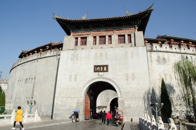 少し遡ること一昨年前の旅行記を投稿させて頂きました。<br />6日間の日程で中国河南省洛陽市と山門峡市を観光して来ました。<br />洛陽については12年振りの訪問となり、前回訪れることが出来なかった観光地を主に観てきました。<br /><br />日程<br />2018年10月28日 関西国際空港出発→鄭州新鄭国際空港<br /> 29日 関林、漢魏洛陽故城<br /> 30日 古墓博物館、洛陽博物館<br /> 31日 函谷関、山門峡ダム<br /> 11月 1日 東周天子駕六博物館、周山王陵<br /> 2日 鄭州新鄭国際空港→関西国際空港出発<br />