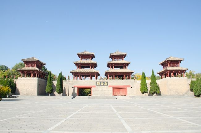 少し遡ること一昨年前の旅行記を投稿させて頂きました。<br />6日間の日程で中国河南省洛陽市と山門峡市を観光して来ました。<br />洛陽については12年振りの訪問となり、前回訪れることが出来なかった観光地を主に観てきました。<br /><br />日程<br />2018年10月28日 関西国際空港出発→鄭州新鄭国際空港<br /> 29日 関林、漢魏洛陽故城<br /> 30日 古墓博物館、洛陽博物館<br /> 31日 函谷関、山門峡ダム<br /> 11月 1日 東周天子駕六博物館、周山王陵<br /> 2日 鄭州新鄭国際空港→関西国際空港出発<br />