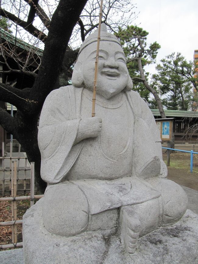 <東京品川 東海七福神><br />元号が令和になり、1番最初に迎えた1月11日、「東海道五十三次」の第1宿を1人で散策しました。<br /><br />北品川から青物横丁を通り大森方面に南下していく旧東海道の沿道に「東海七福神」が点在しています。品川区内の旧東海道は江戸時代、殆ど海岸線だったらしいです。<br /><br />最初の社寺で1000円の色紙を買い、各社寺で無料の御朱印スタンプを押していくと七福神の色紙が完成します。また。別売りの宝船900円と各社寺でのご神像(各300円)を買い増していくと、縁起の良い宝船も完成します。<br /><br />歩いた距離は約5キロ、所要時間は約2時間。ノスタルジックな宿場町体験をすることができました。「これは春から縁起がいいわい!」ですかね。<br /><br /><東海七福神><br />【大黒天】 品川神社<br />【布袋尊】 養願寺<br />【寿老人】 品川成田山一心寺<br />【恵比寿】 荏原神社<br />【毘沙門天】 品川寺<br />【福禄寿】 天祖諏訪神社<br />【弁財天】 磐井神社<br /><br />※参観期間:1月1日から1月15日<br /><br />