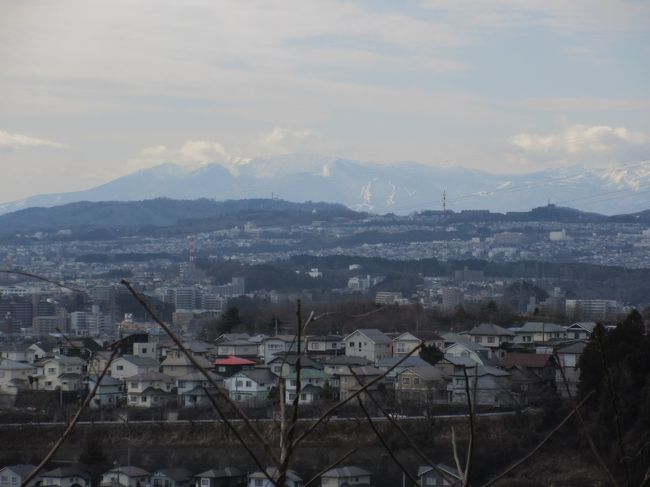 年が明け、運動不足気味なので、夫婦で宮城県の県民の森を歩きました。県民の森といっても、住んでいる団地と隣り合わせなので、広い裏庭みたいなものです。<br /> 肘の粉砕骨折前は、毎年春になると、ワラビ、ゼンマイ、シドケ、ニリンソウ、セリ、クレソンを採りに、あちこちくまなく歩いたものですが、ここ数年は遠慮していました。今年あたりは久々に、あまり急でない場所を選んで、散歩がてらワラビくらいは採りに行こうかと思っているところです。<br /> それまでに、少し歩き癖をつけるためにも、今日みたいに天気の良い日は、いろいろあるコースを歩いてみようと思っています。<br /><br /> タイトルは、若いころ聴いていたサイモン&ガーファンクルの同名の曲を思い出して、拝借しました。