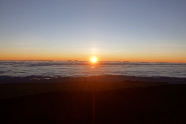 　年末年始は三年連続のハワイ島！<br />今回の目標は六つ。<br />・マウナ・ケア山頂で初日の出を観てヒロ大神宮で初詣<br />・ウマウマ滝でジップ・ラインを体験する<br />・島の最南端、サウス・ポイントへ行く<br />・アイザック・ハレ・ビーチへ行く<br />・マナゴ・ホテルのポーク・チョップを食べる<br />・ヴィレッジ・バーガーのハンバーガーを食べる<br />です。<br />ワイコロア３泊、ヒロ２泊、カイルア２泊の計７泊、前回より１泊増やしました。<br /><br />　実はジップ・ライン、グリーン・サンド・ビーチ、サウス・ポイントへ行くそれぞれのツアーに申込を行いましたが、三つとも参加者が私だけで催行にならず（なんか、私は他の方と興味のポイントが違うのでしょうか）、ジップ・ラインとサウス・ポイントは単独挑戦です。<br />　前回、前々回のブログを併せて見てもらえると嬉しいです。<br />さあ、始まりです！<br />（写真はマウナ・ケア山頂で迎えた初日の出です）