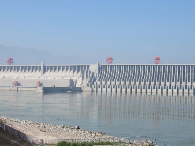 崩壊するとの噂もある中国最大の三峡ダムに行ってきました。黒部ダム等のアーチダムとは一味違う景観です。<br />
