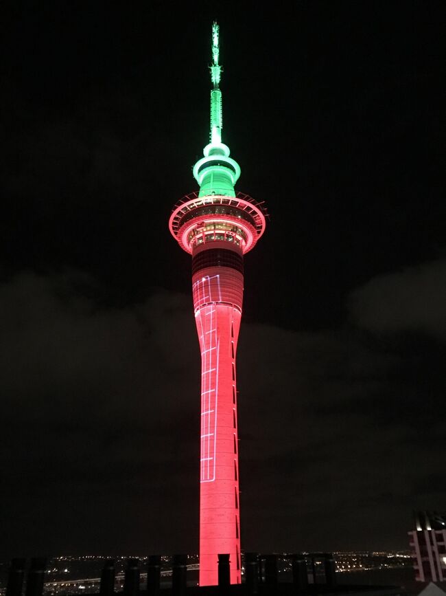 12月28日から1月7日までのニュージーランド旅行。オークランド(2泊)、ウェリントン(1泊)、クイーンズタウン(2泊)、テカポ湖(1泊)、クライストチャーチ(2泊)の8泊11日の旅です。<br /><br />オークランドでは、クラウンプラザオークランドに2泊しました。<br />今回は、オークランド(後編)。オークランド滞在2日目のメインは、対岸の町・デボンポートへ行くこと。その他、ダウンタウンの周辺を観光しました。<br />表紙の写真は、ライトアップされたスカイタワー。この日は、プロジェクションマッピングが投影されて綺麗でした。