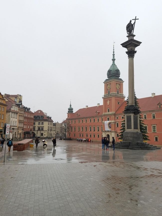 ポーランド旅行の最終日は、ワルシャワ観光。残念ながら雨天。ショパンの心臓を安置している聖十字架教会からクラクフ郊外通り、旧市街を散策しました。