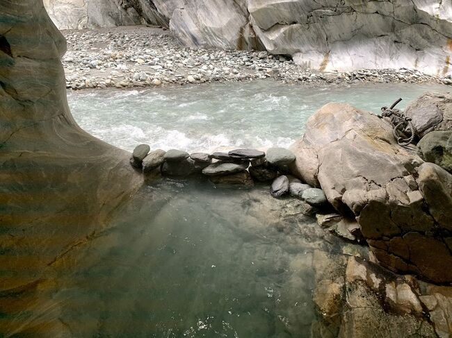 太魯閣渓谷の大理石の岩盤から湯が湧き出る温泉である<br /><br />Wikiによれば、<br />1914年、台湾総督府が原住民族のタロコ族を討伐するタロコ討伐の最中、日本兵部隊の深水少佐が発見したことから、以前は深水温泉（ふかみ-おんせん）と呼ばれてたらしい。