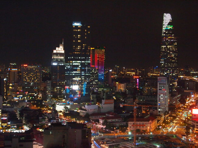 訪れる度に高層ビルが増えて、夜景の美しさが増すホーチミン<br /><br />4年間この場所「チルスカイバー」からホーチミシティの中心部とその周辺の夜景を眺めると経済発展の著しさを感じることが出来る。