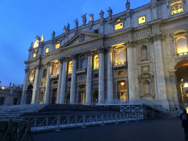 2019年~2020年イタリア旅行記です。<br />ミラノ→ヴェネツィア→フィレンツェ→ローマ→ナポリ<br />備忘録も兼ね投稿いたします^^<br />個人旅行でのスケジュールや金額などご参考になれば幸いです。<br /><br />▼旅のスケジュール<br />12月26日 移動<br /> 14:00 成田空港発<br /> 19:00 ローマフィウミチーノ空港着※ここからイタリア時間<br /> 21:00 ローマフィウミチーノ空港発<br /> 22:10 ミラノリナテーナ着<br />12月27日 ミラノ<br />12月28日 ヴェネチア<br />12月29日 フィレンツェ<br />12月30日 ピサ・フィレンツェ<br />12月31日 ローマ<br />1月1日 ローマ<br />1月2日 ローマ<br />1月3日 ナポリ<br />1月4日 ローマ ・移動<br />1月5日 11:10 成田空港着<br /><br />▼金額(2人旅)<br />航空券:178,000円/人<br /> アリタリアにて直行便往復、旅の8ヶ月前に予約<br />航空券:15,000円/人<br /> アリタリアにてローマからミラノまでの航空券<br />交通費:25,000円/人<br /> イタロにてイタリア国内の移動・地下鉄利用など<br />宿泊費:90,000円/人<br /> 9泊の宿泊費<br />観光費:18,000円/人<br /> 美術館・遺跡の料金<br />Wi-Fi :17,000円<br /> 成田空港にてイモトのWi-Fiを借りました<br />食費 :50,000円/人<br />お土産:10,000円/人<br /><br />1人あたりの合計は約40万円でした。<br />