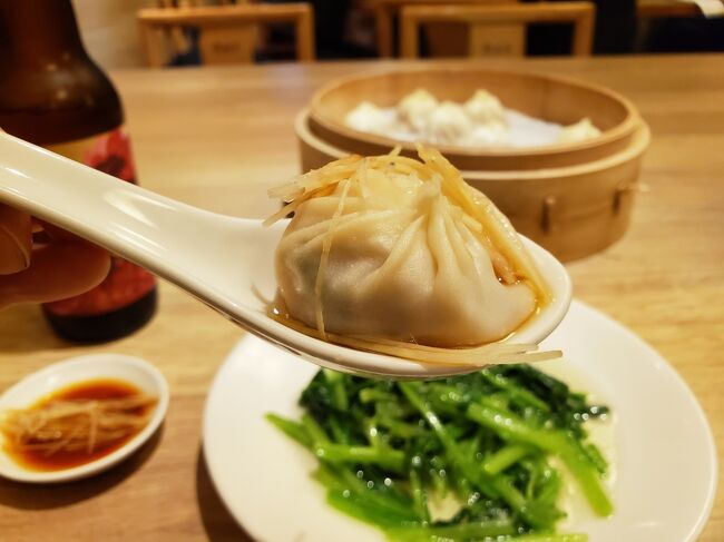 台北に泊まり新幹線を使って高雄、台南、台中に行ってきました。<br />台北は3度目なので観光はちょっとだけ。<br />今回は泊まって食事を何度か取っただけです。<br />台湾全般で、食べるものは安定のおいしさ、ハズレなしです。<br /><br />鼎泰豊は予約が出来ず、平気で1時間以上待つことがありますが、裏技的にコースクーポンをゲットしてお店に行くと、テーマパークのファストパスのような感じに、ほとんど待たずとも入れちゃいます。あとは、次々に出てくるコースに追加で食べたい物をオーダーするだけです。
