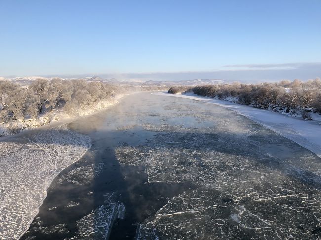 北海道を主に鉄道で旅しました<br />かつて北海道に住んでても車の移動ばかりで鉄道に乗る機会は地下鉄と新千歳空港に行く時ぐらい<br />青春18切符をメインに長時間の鉄道旅となったが北海道の車窓は全く退屈させることがなかったのは新しい発見でありむしろ車よりも手付かずの自然の中を分け入る感があり向いていると感じた<br />旅の主なルート<br />1日目・・・女満別空港、網走泊<br />2日目・・・釧路、根室、釧路泊<br />3日目・・・富良野、美瑛、旭川泊<br />4日目・・・滝川、新十津川、札幌経由新千歳空港<br /><br />写真は石狩川の半分凍った状態