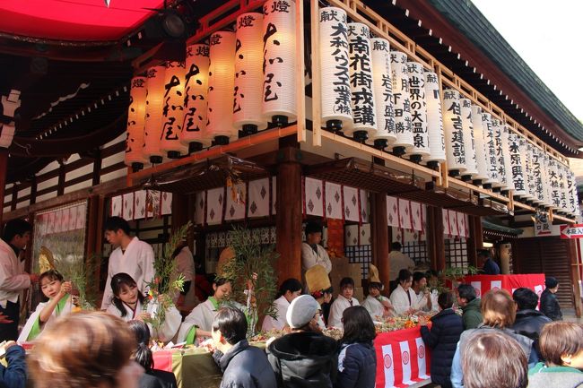 大阪では、商売繁盛の神様を「えべっさん」と呼び、毎年1月9日~11日に戎神社で十日戎が行われる。<br /><br />最も人出が多く賑わうのは10日の本戎だが、混雑が苦手なので9日の昼間に今宮戎神社の「宵えびす」に行って来ました。<br />宵えびすの昼間ということで、さほどの混雑もなく神社の入り口まで行くことができました。しかし、大坂は商人の街。境内は福笹を求める人でいっぱいでした。<br /><br />「商売繁盛でササ持ってこい!」の軽快なお囃子で、新年の良いスタートがきれました。『福よ来い来い!』<br /><br />なんば方面からの参拝巡路の写真を掲載します。<br />
