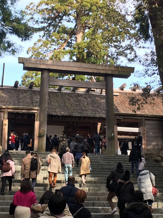 三峯神社に行ってから、年内に伊勢に行こうと思っていたのですが、年を越してしまいました。<br />令和2年最初の満月の日に、お伊勢さんに行きました。<br />遷宮イヤー以来のお参りです。<br />後半の、伊勢神宮内宮やおはらい町編です。