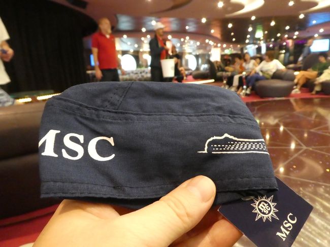 MSCスプレンディダ、上海横浜片道クルーズ3泊4日に参加。<br />3日目です。今日は天気悪し。日の出鑑賞はあきらめ。<br />今日も終日航海日なので、船内行事(アクティビティ)てんこ盛りです。<br />でも朝から不安げな妻。昨日のクイズ大会で上位入賞。今日の本大会で舞台の上に出るのです。船内新聞には「マスターシェフ・ミステリーボックス」と書いてあります。何やるのか不明なのは他のゲームと同じ。さて、どうなるでしょう。<br />それはともかく、今日もゲームは楽しかったし、賞品も気前よくどんどんくれました。<br />そして夜のショーは見て楽しく、特にフィナーレは素晴らしかったです。<br />夜には晴れ上がり、満月が見えました。十五夜です。お月見もできました。<br />明日降りなきゃいけないのがとっても寂しくなりました。<br />